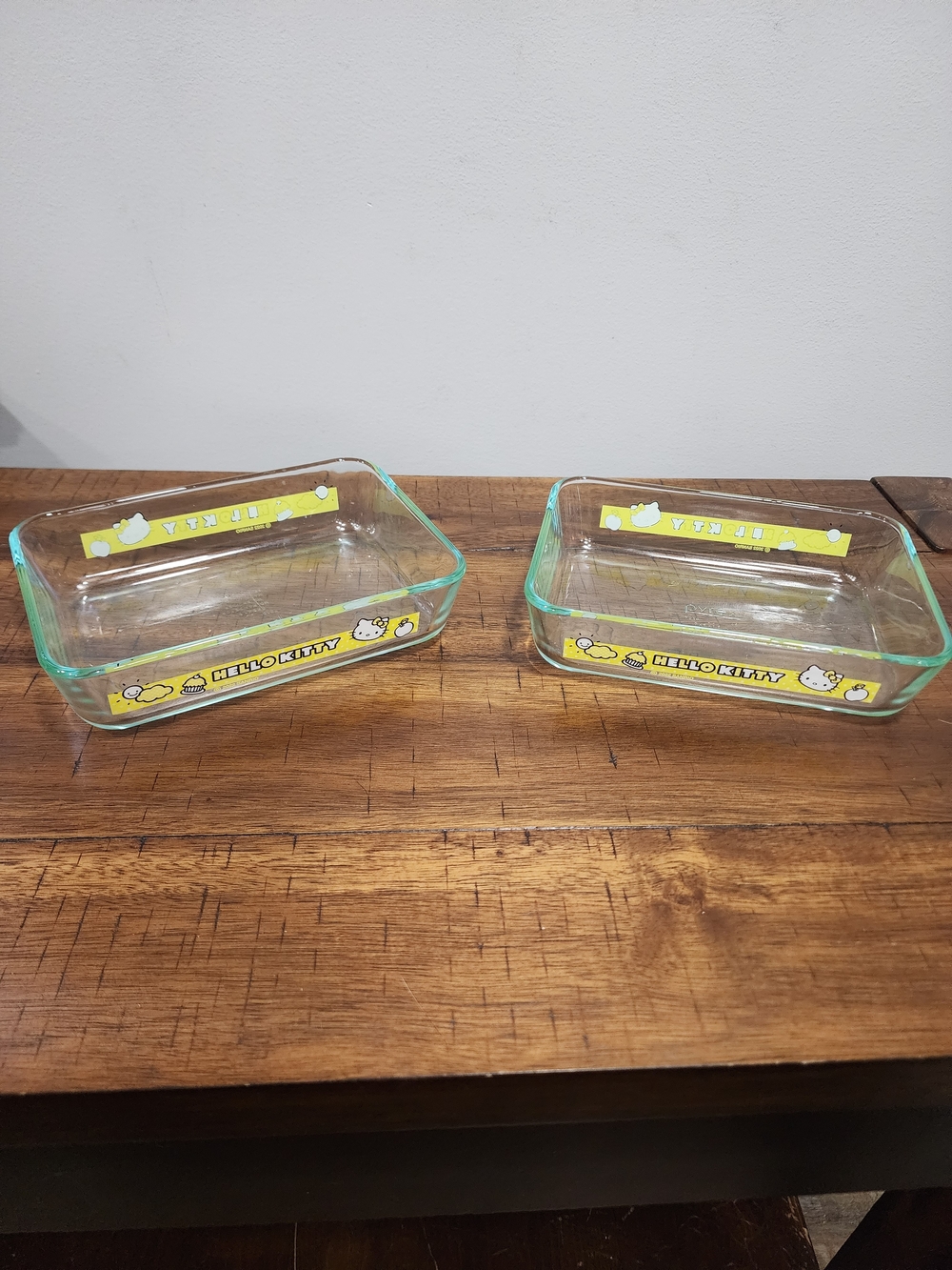 Pyrex Clear Glass Baking Dishes with Yellow Hello Kitty Accent (Set of 2)